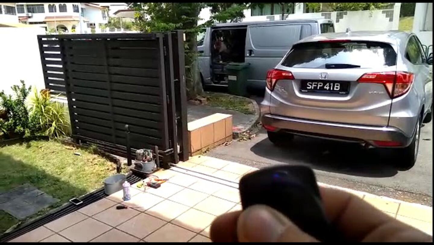 Slow double leaf gate system
