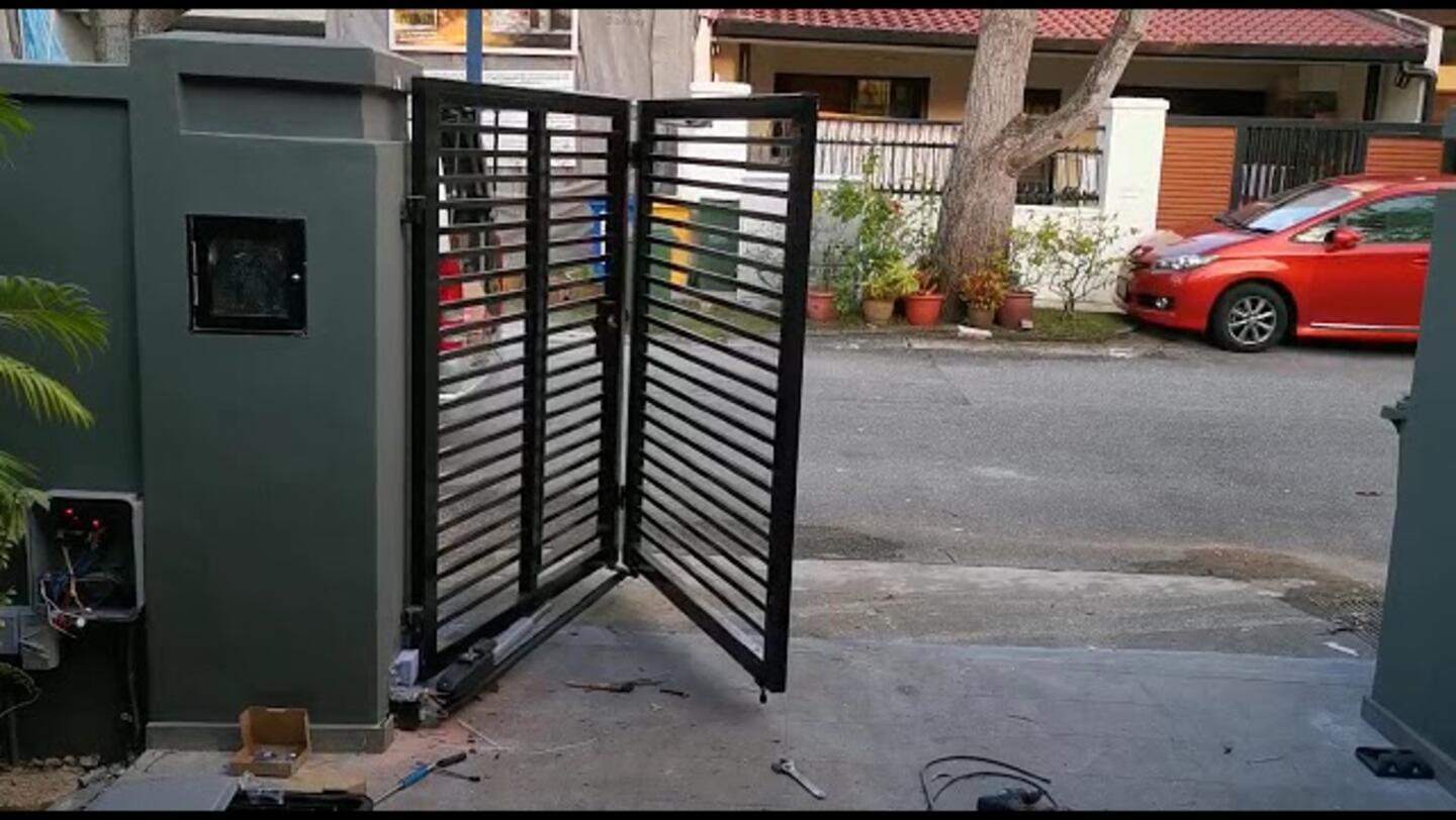 Trackless bi-fold system - 1