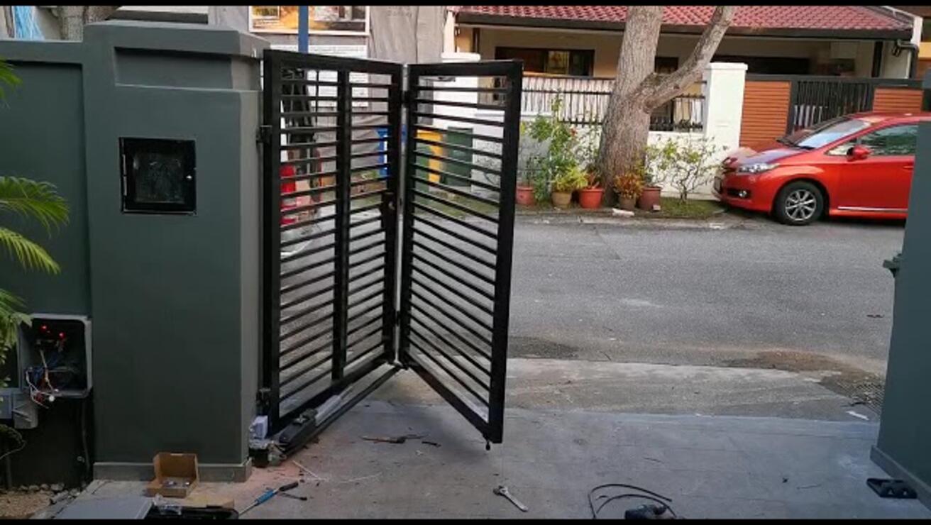 Trackless bi-fold system - 1